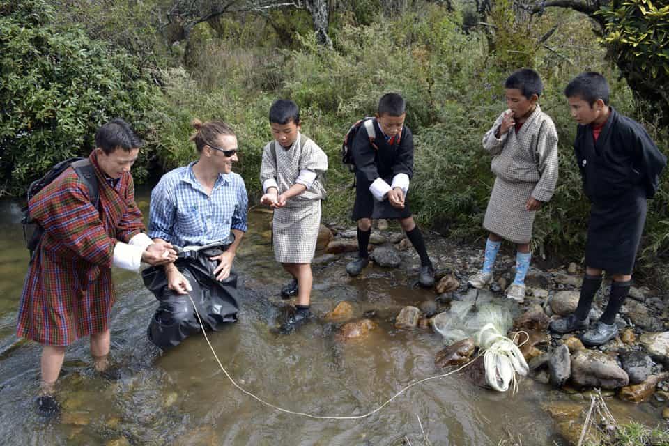 博彩网址大全 student with children in stream